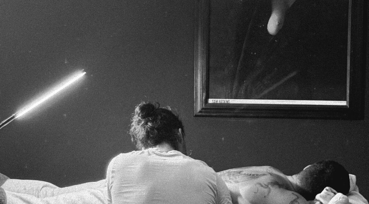 Künstler bei DANUVUE ART / GALLERY / TATTOO in München, Bayern, DE arbeitet an einem Tattoo-Kunstwerk.