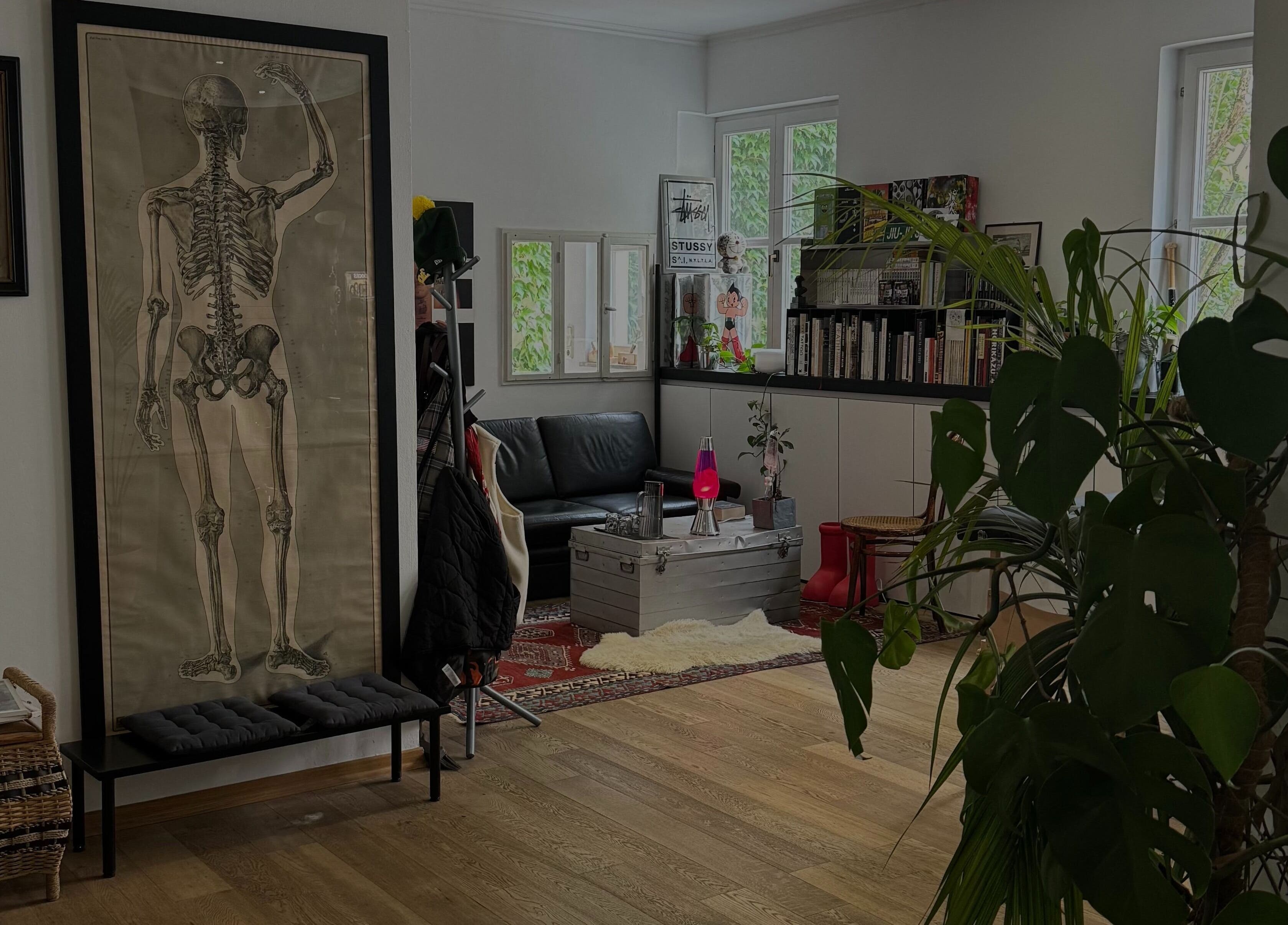 Stilvolle Lounge bei DANUVUE ART / GALLERY / TATTOO in München, Bayern, DE mit Skelettkunst und Pflanzen.