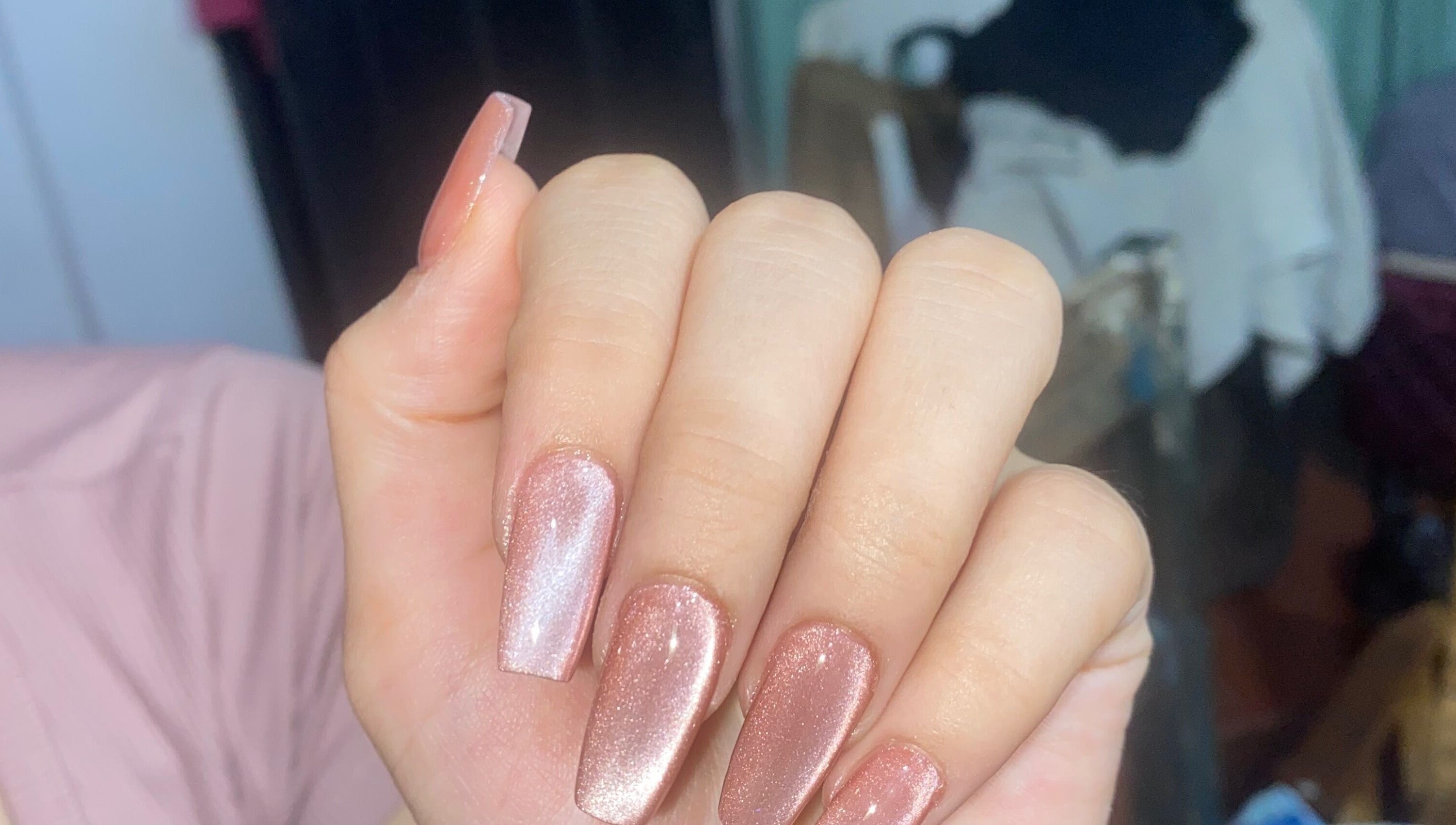 Elegant pink glitter nails by Kuarahy Nails Artist, Areguá, Tetãvore Central, PY.