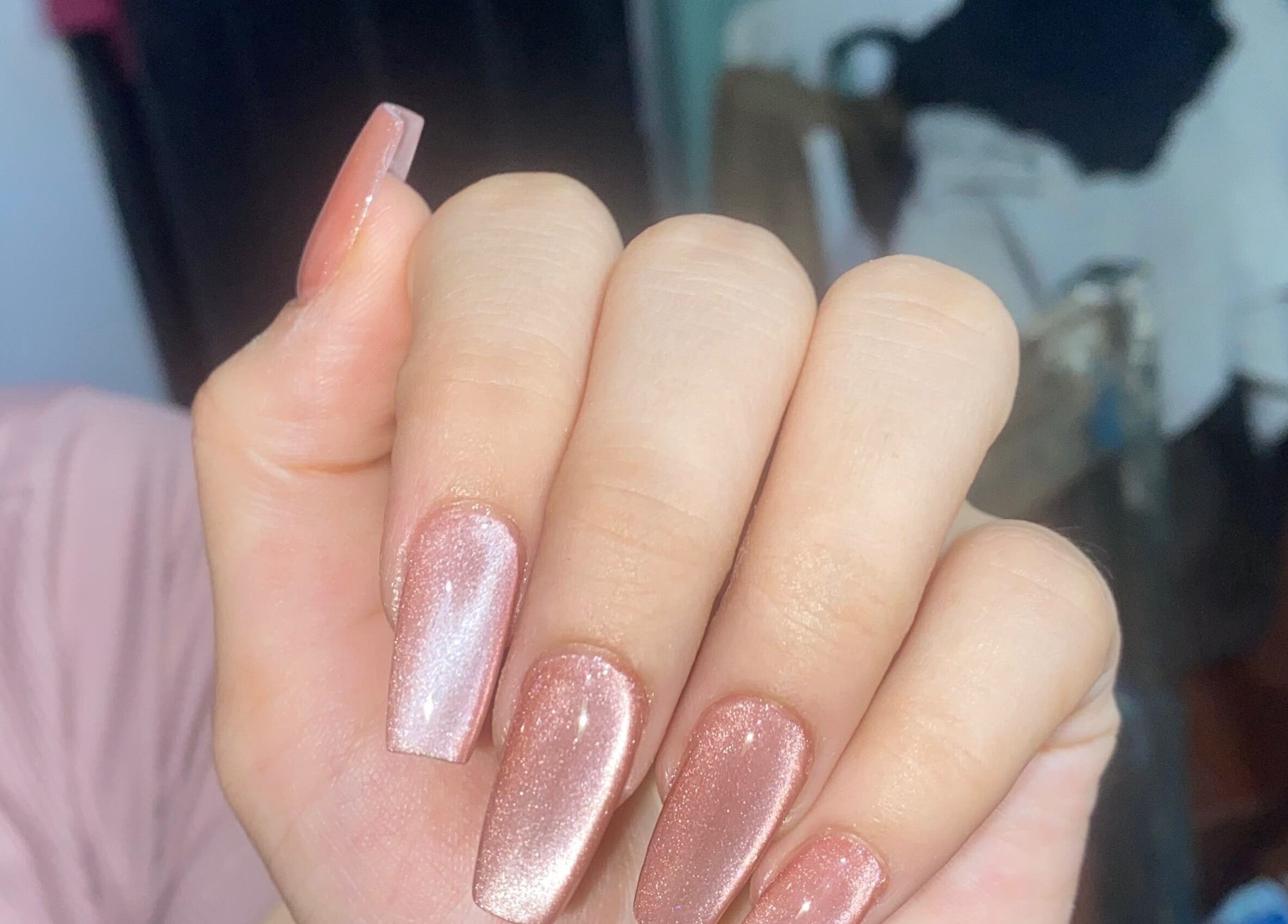 Elegant pink glitter nails by Kuarahy Nails Artist, Areguá, Tetãvore Central, PY.