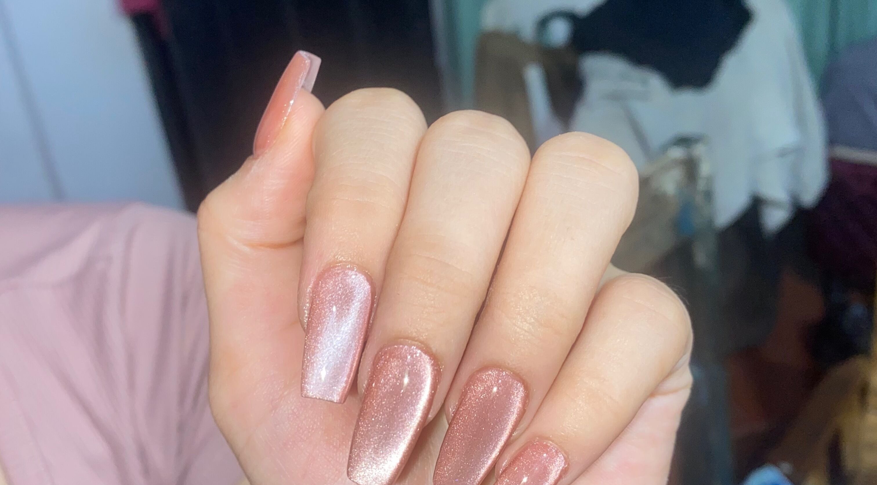 Elegant pink glitter nails by Kuarahy Nails Artist, Areguá, Tetãvore Central, PY.