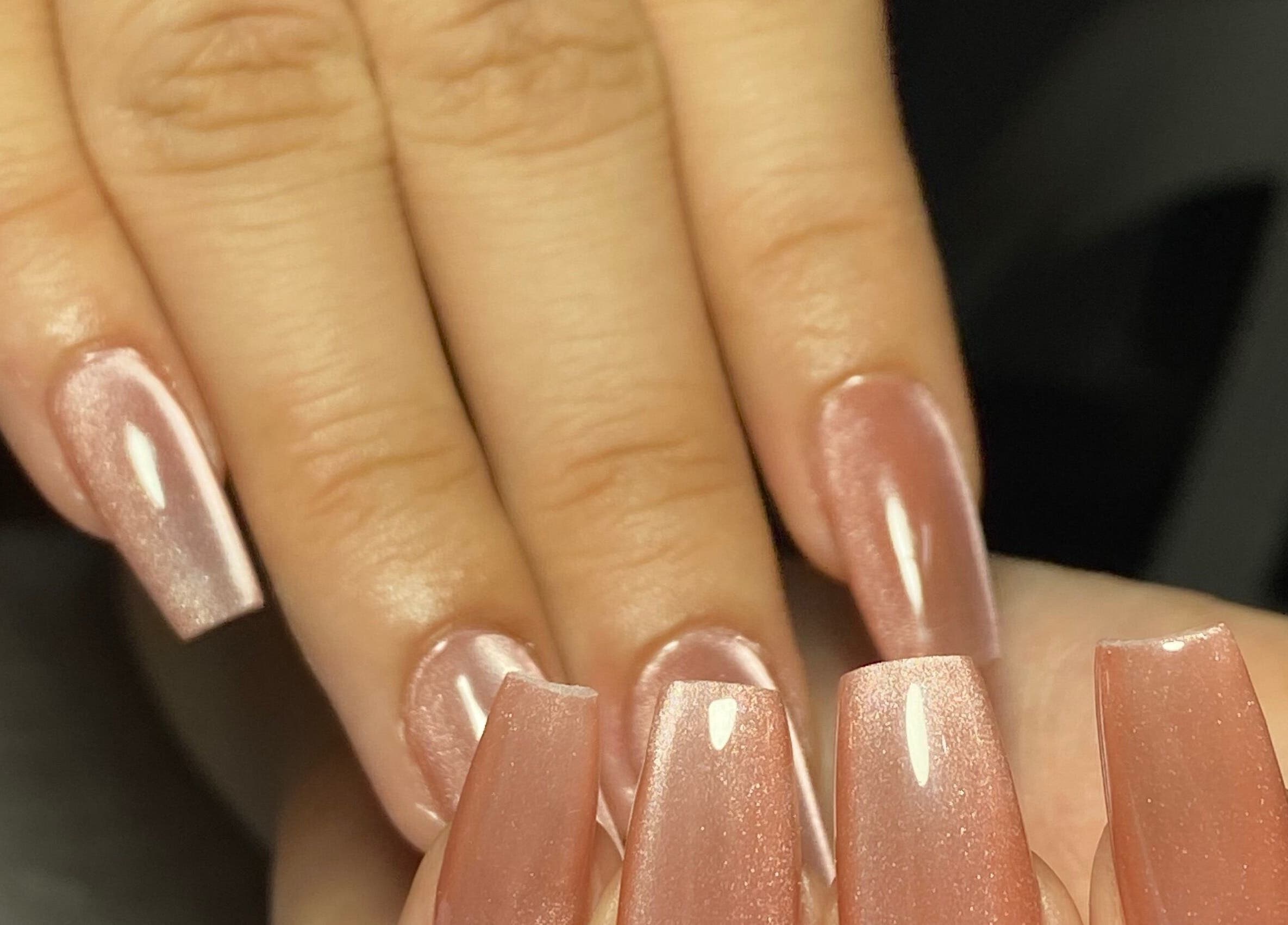 Shimmering nail design by Kuarahy Nails Artist in Areguá, Tetãvore Central, PY, showcasing elegance and style.