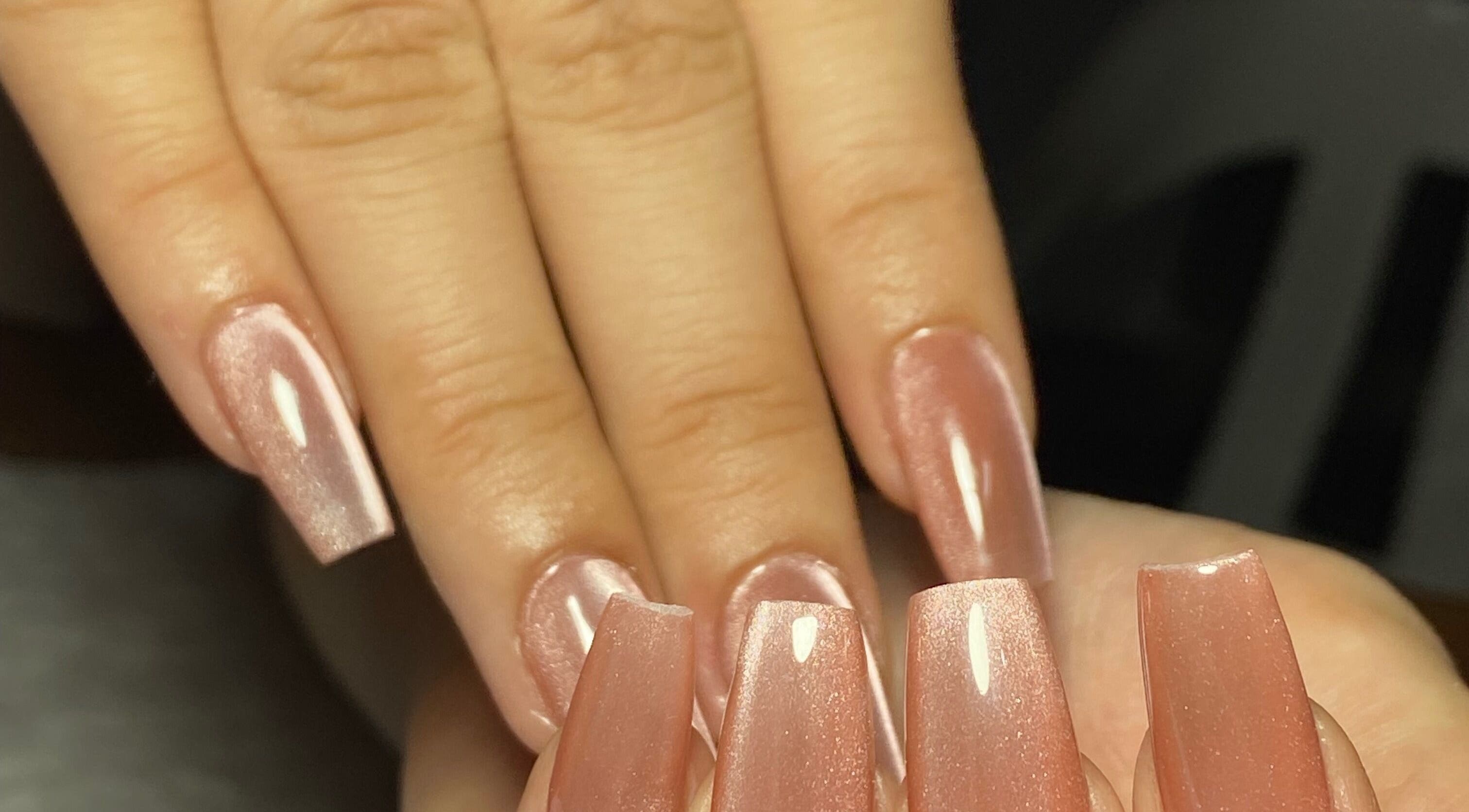 Shimmering nail design by Kuarahy Nails Artist in Areguá, Tetãvore Central, PY, showcasing elegance and style.