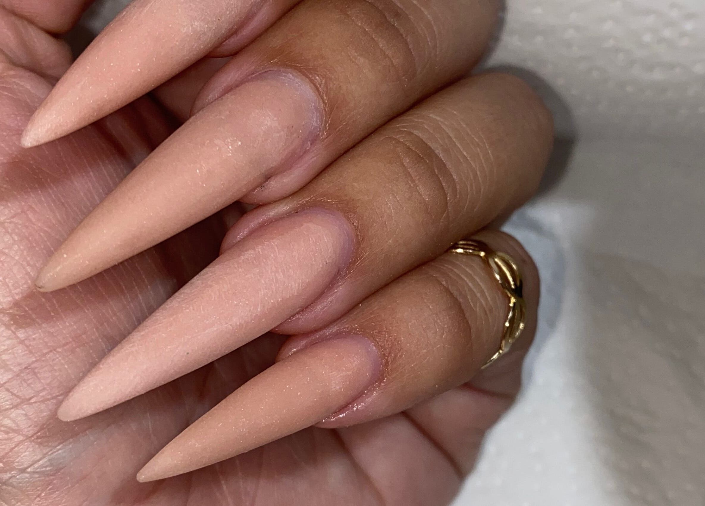 Elegant nude stiletto nails by Kuarahy Nails Artist in Areguá, Tetãvore Central, PY.