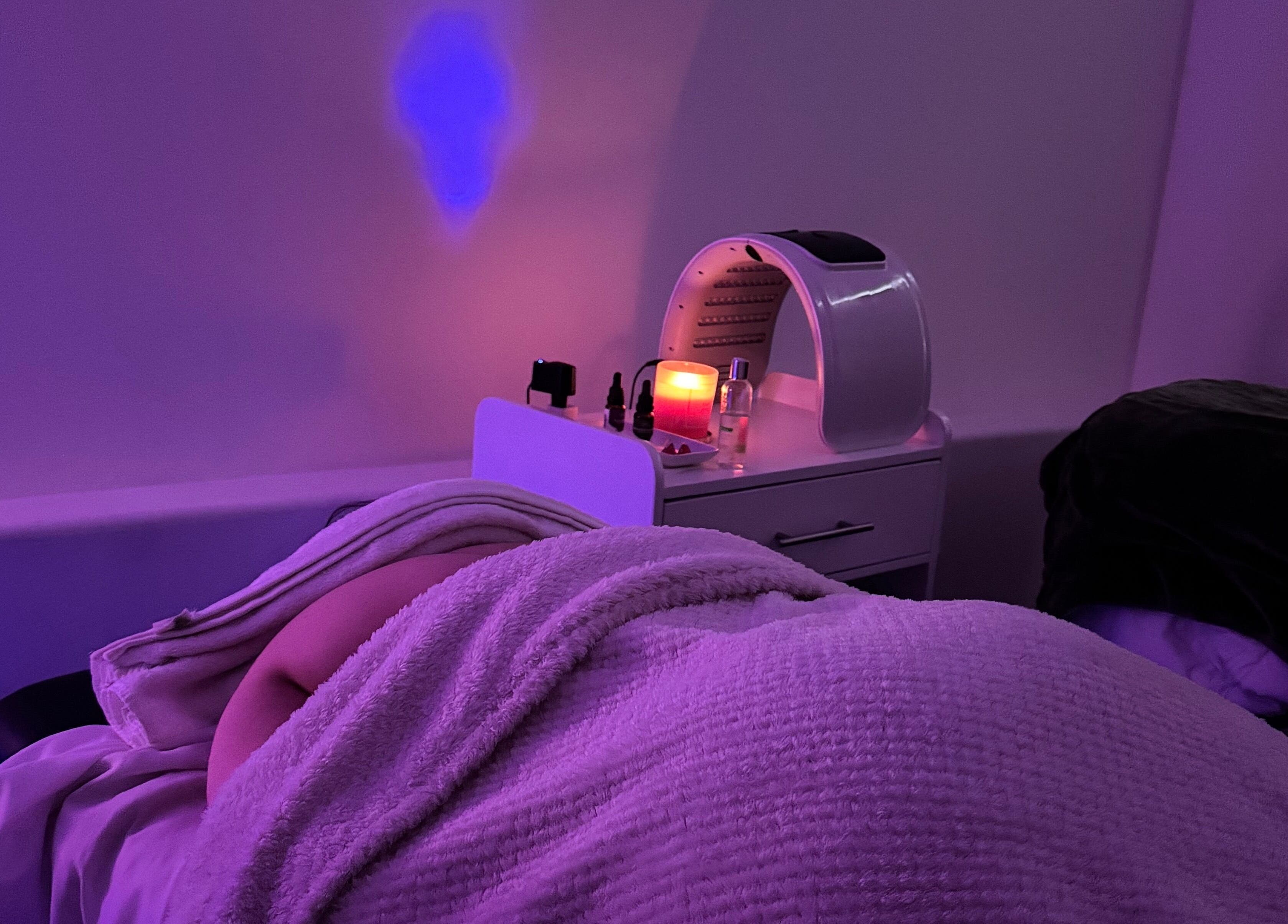 Relaxing spa ambiance at XERŪM Wellness Spa in Tijuana, Baja California, MX with soft lighting and cozy blanket.