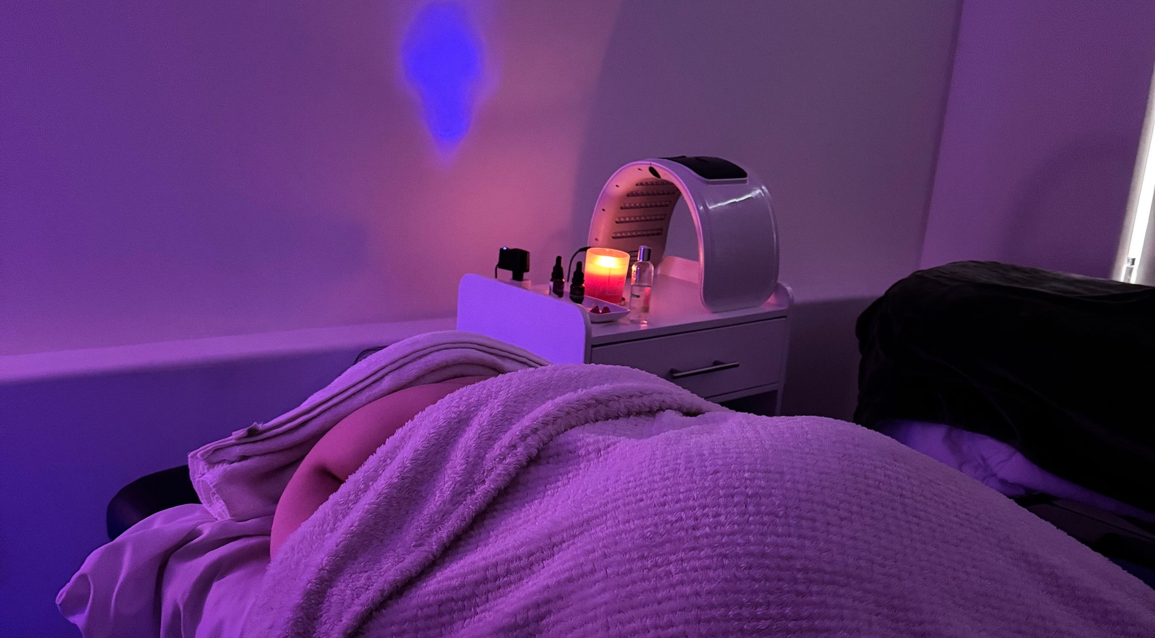 Relaxing spa ambiance at XERŪM Wellness Spa in Tijuana, Baja California, MX with soft lighting and cozy blanket.