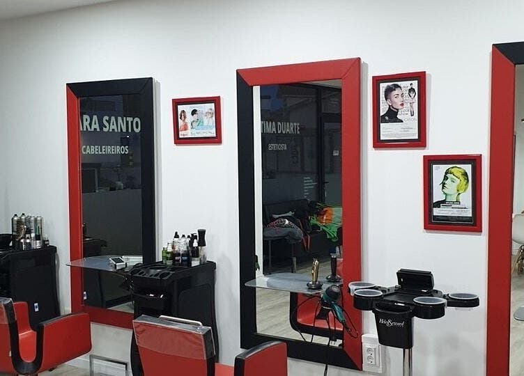 Interior moderno do Clara Santos Cabeleireiro em Vagos, Aveiro, PT com cadeiras e espelhos vermelhos.