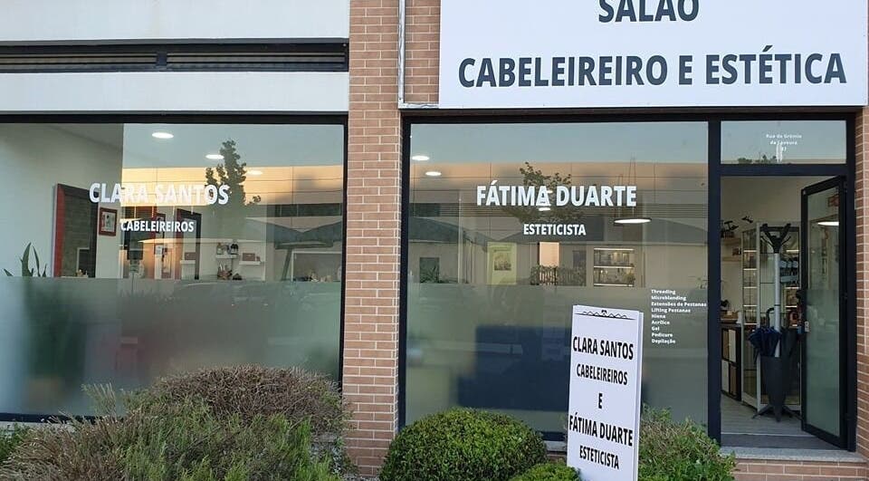Fachada do Clara Santos Cabeleireiro em Vagos, Aveiro, PT, destacando serviços de estética e cabeleireiro.
