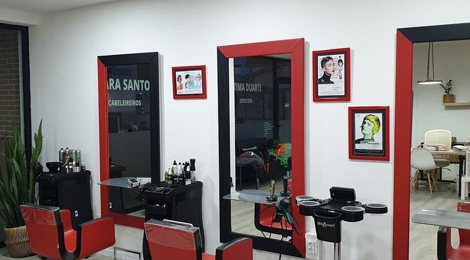 Espaço moderno no Clara Santos Cabeleireiro em Vagos, Aveiro, PT com cadeiras vermelhas e decoração estilosa.