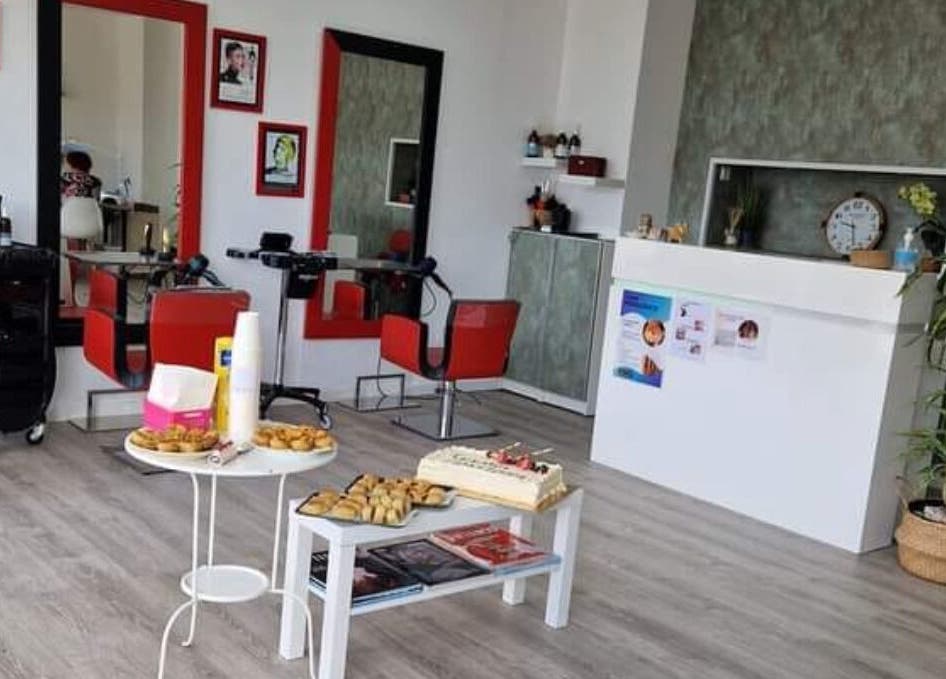 Interior moderno do Clara Santos Cabeleireiro em Vagos, Aveiro, PT, com decoração estilosa e móveis confortáveis.