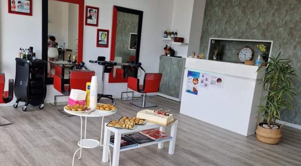 Interior moderno do Clara Santos Cabeleireiro em Vagos, Aveiro, PT, com decoração estilosa e móveis confortáveis.