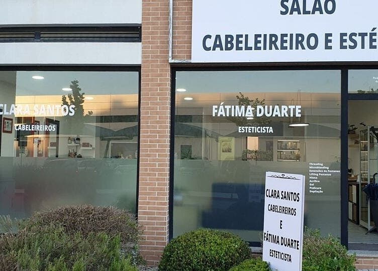Fachada de Clara Santos Cabeleireiro em Vagos, Aveiro, PT, mostrando entrada elegante e moderna.