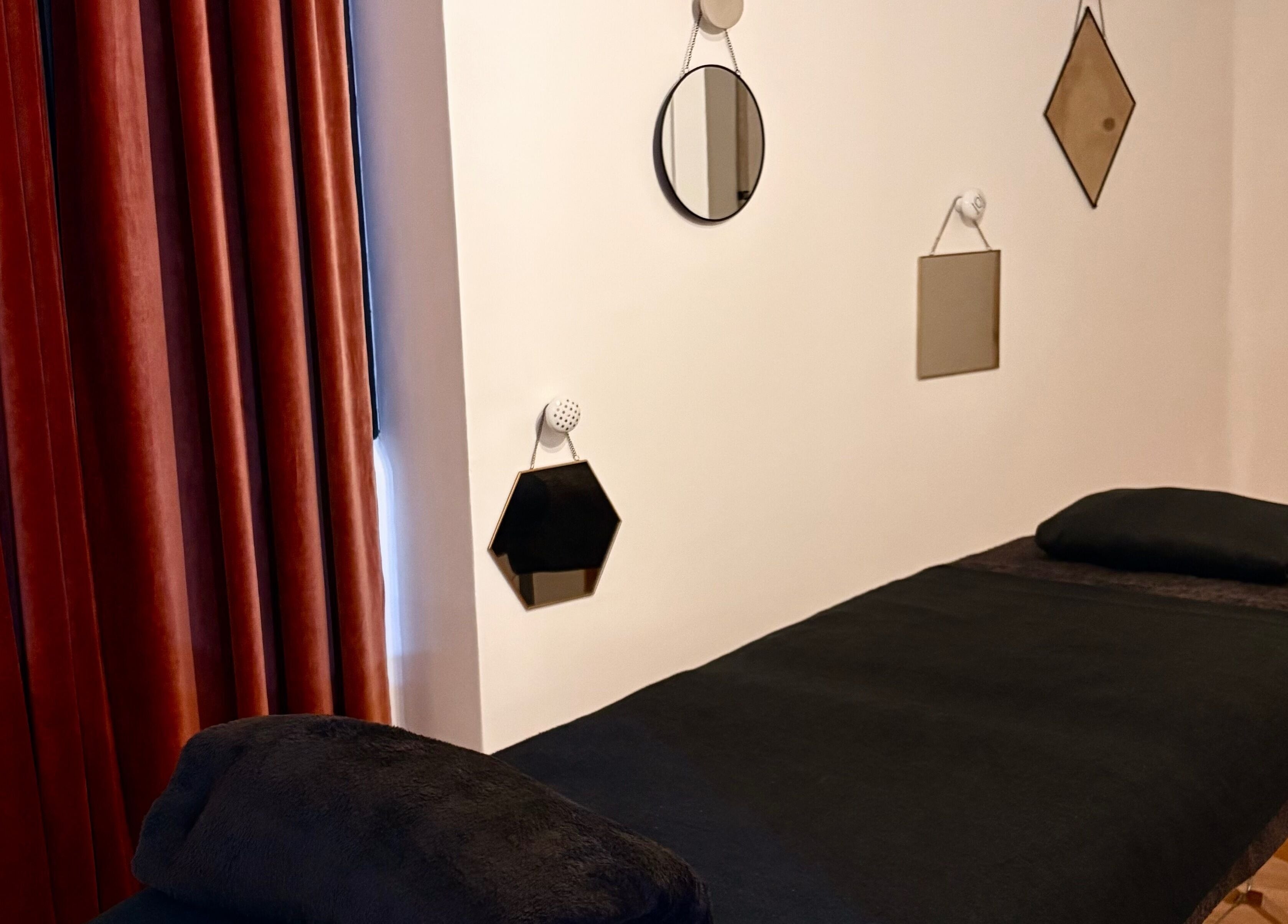 Salle de massage élégante à Reflex Relax, Venaco, Corse, FR avec décoration murale chic.