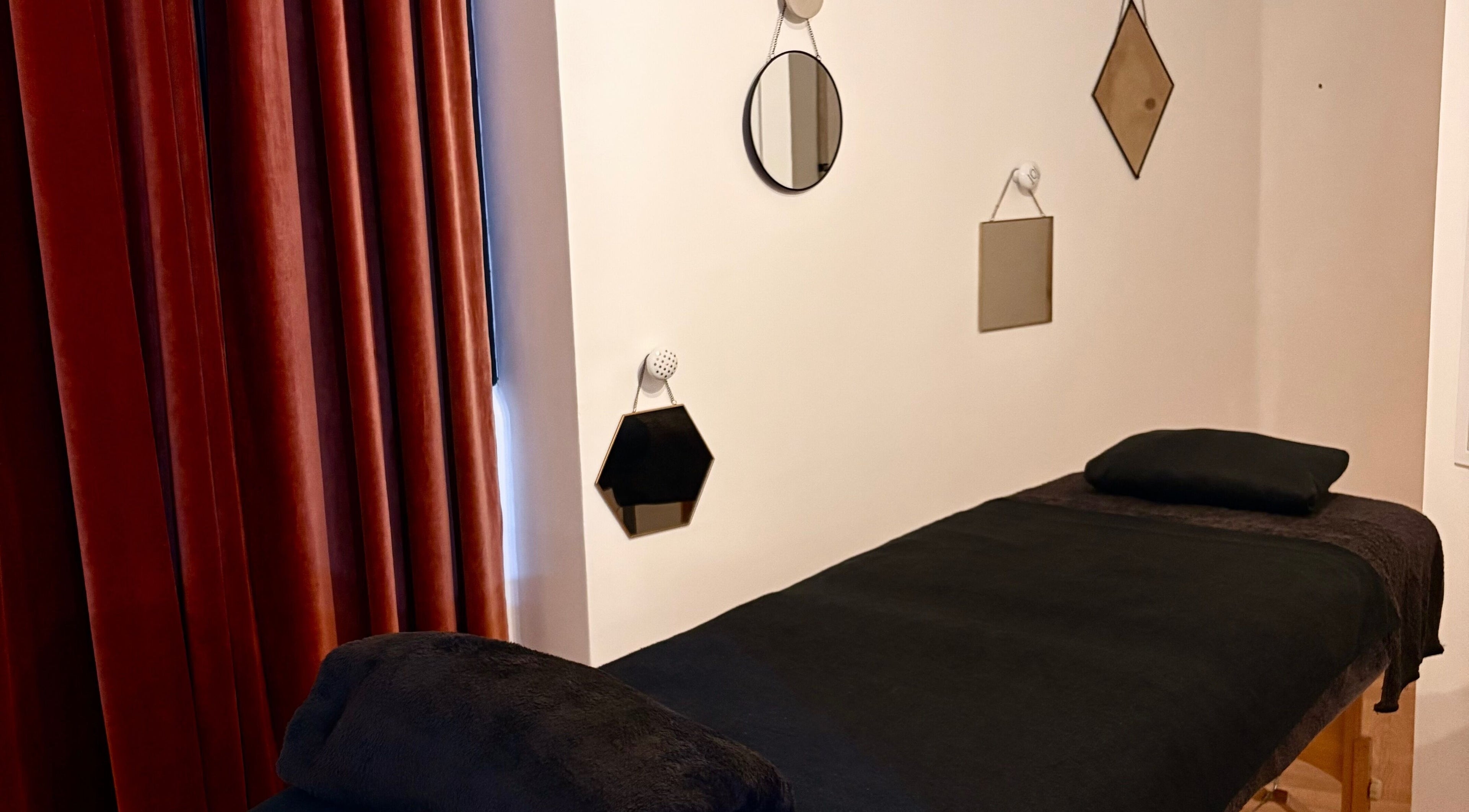 Salle de massage élégante à Reflex Relax, Venaco, Corse, FR avec décoration murale chic.