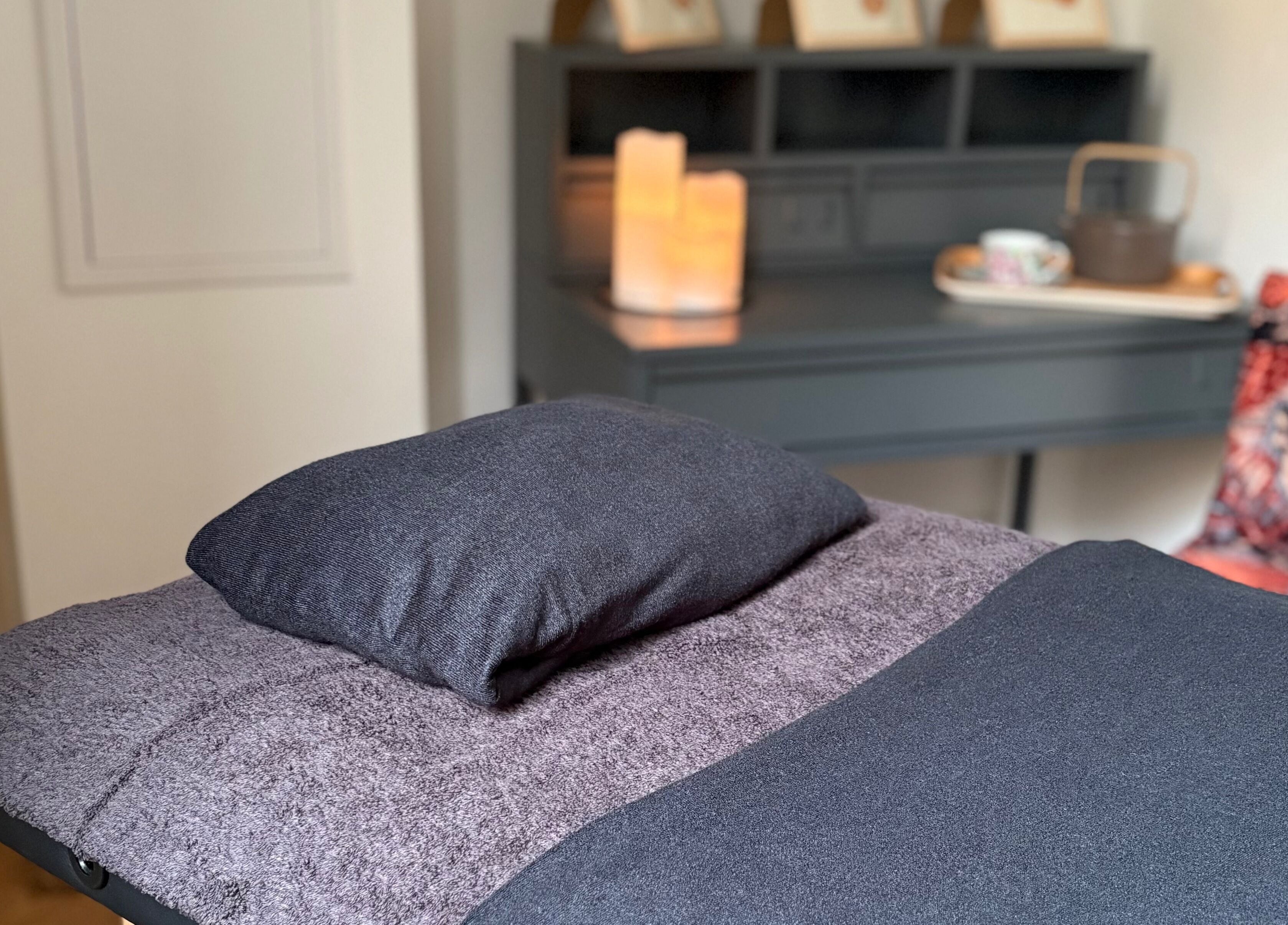 Table de massage zen à Reflex Relax, Venaco, Corse, FR avec ambiance apaisante.