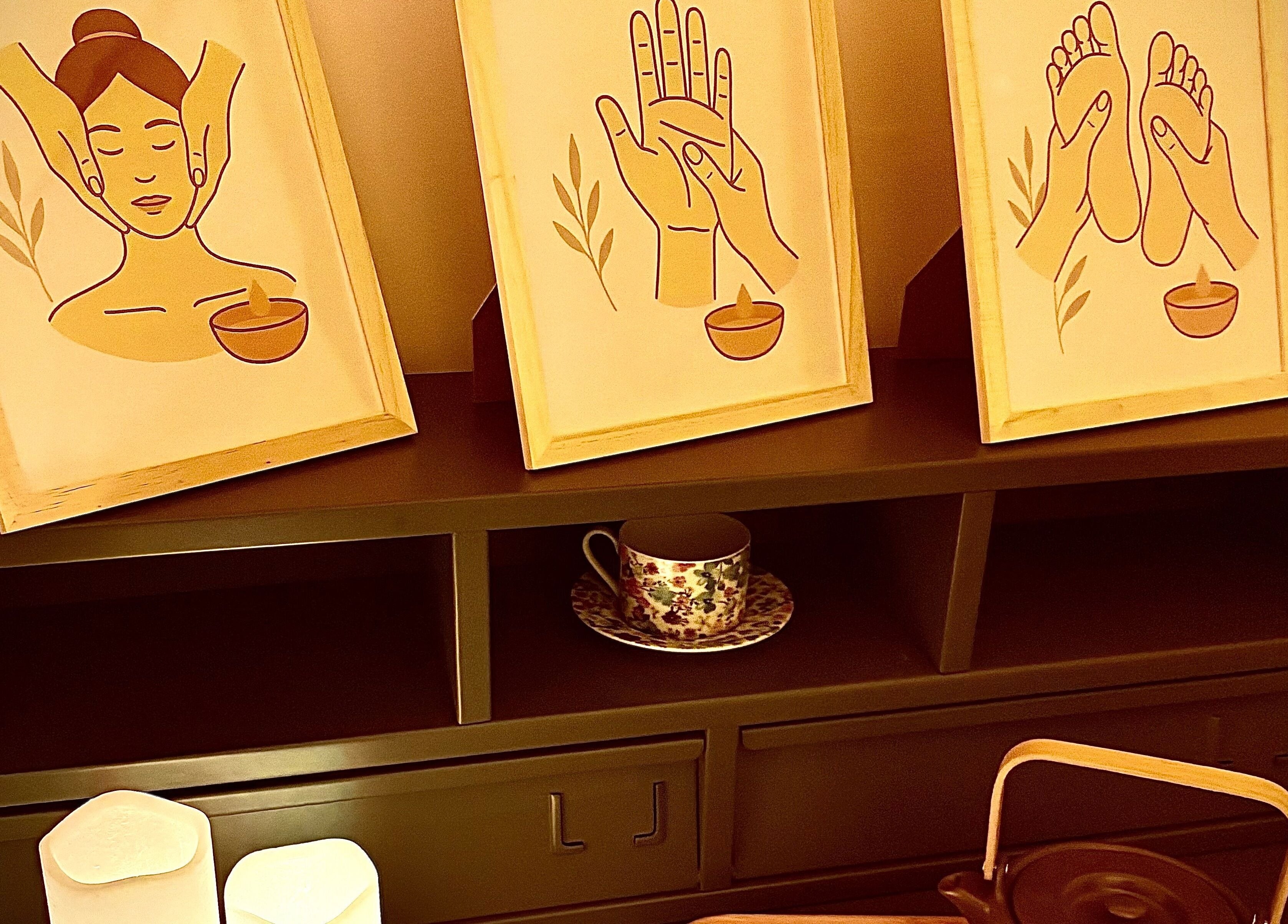 Décor apaisant de Reflex Relax à Venaco, Corse, FR avec œuvres artistiques de bien-être.