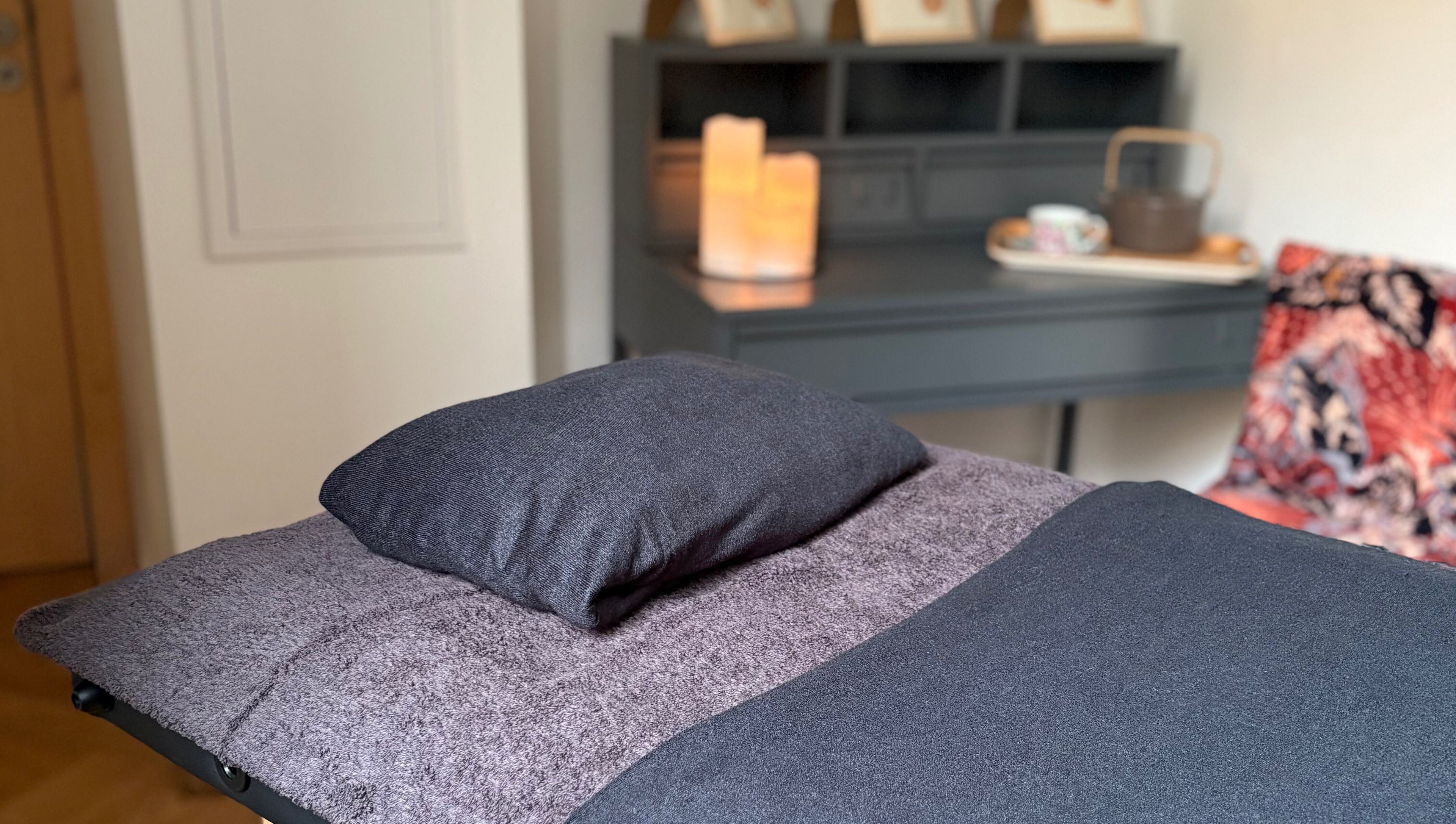 Lit de massage relaxant à Reflex Relax, Venaco, Corse, FR. Créez votre havre de paix.