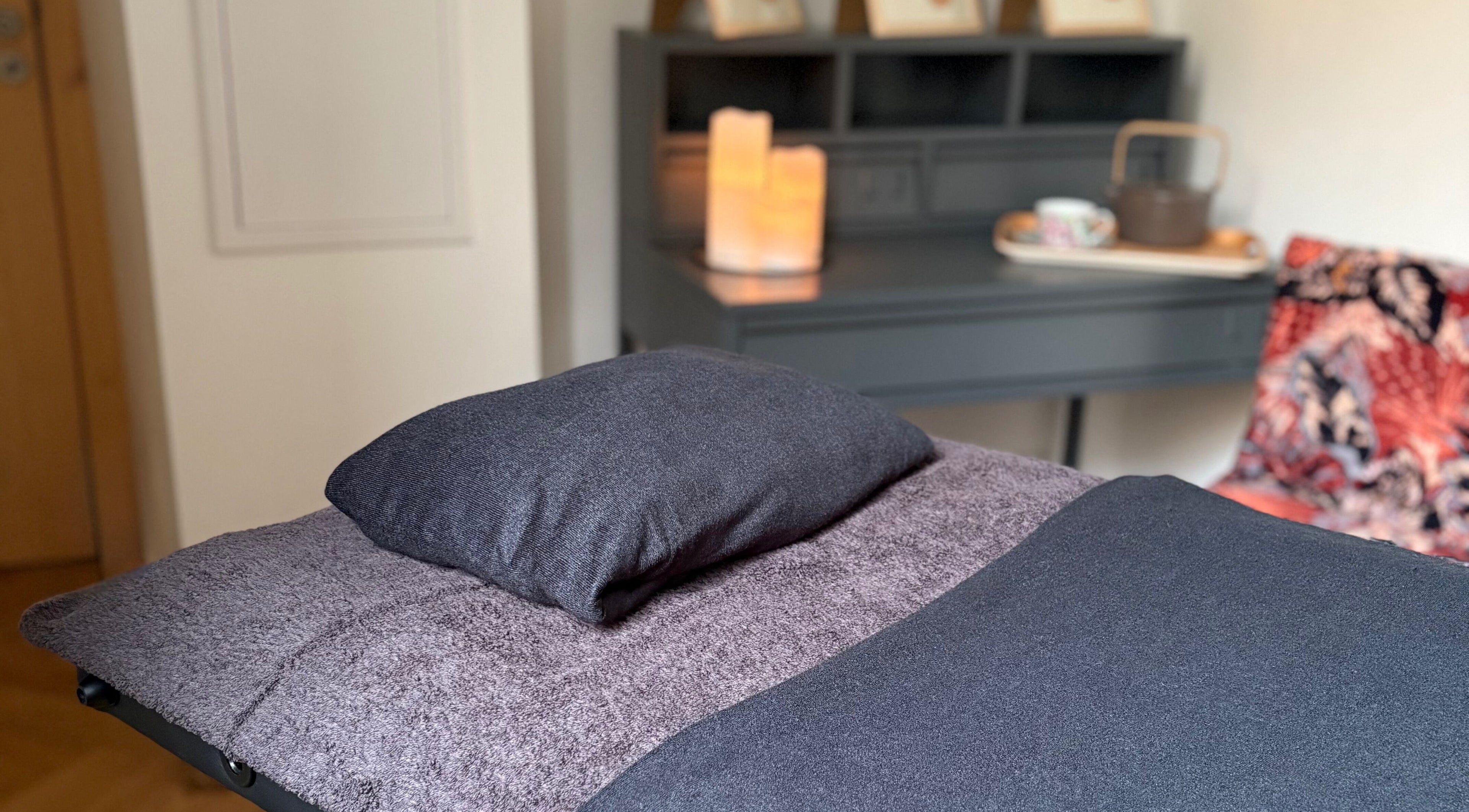 Lit de massage relaxant à Reflex Relax, Venaco, Corse, FR. Créez votre havre de paix.