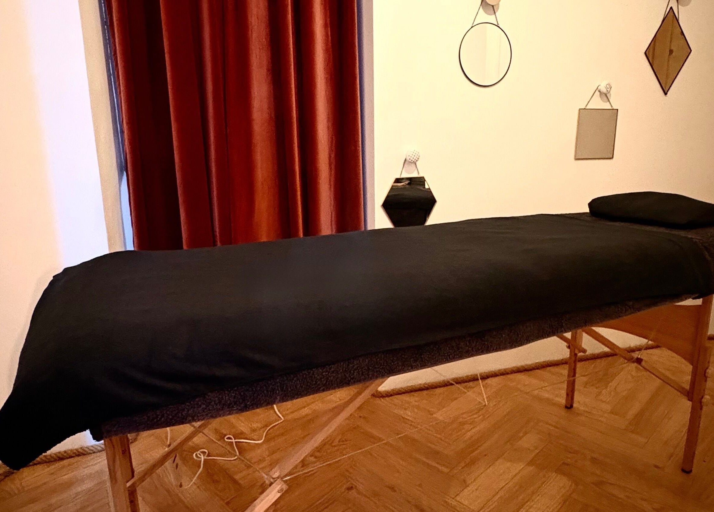 Table de massage à Reflex Relax, Venaco, Corse, FR, entourée de décor chic pour un bien-être optimal.