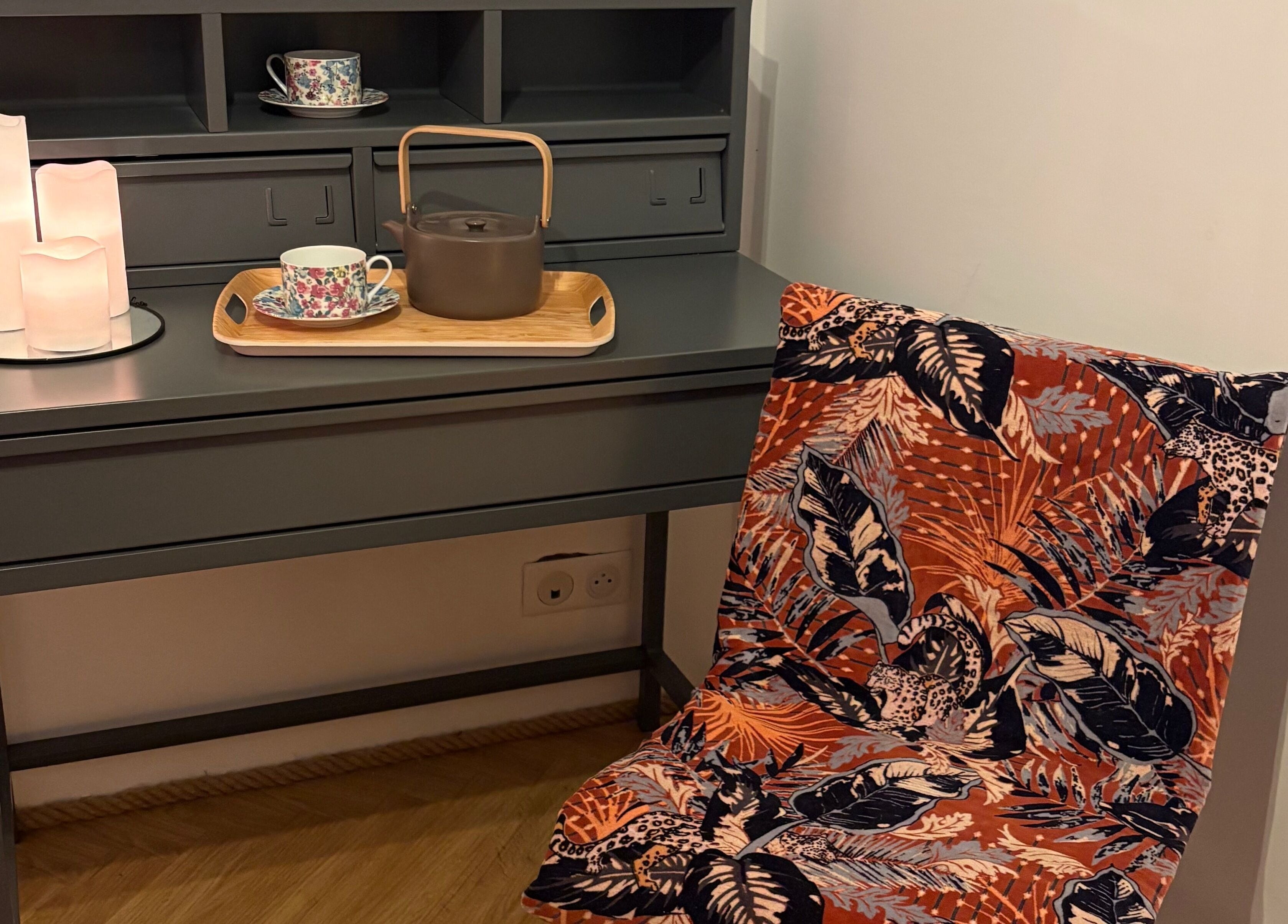 Coin détente avec théière et fauteuil à Reflex Relax, Venaco, Corse, FR.