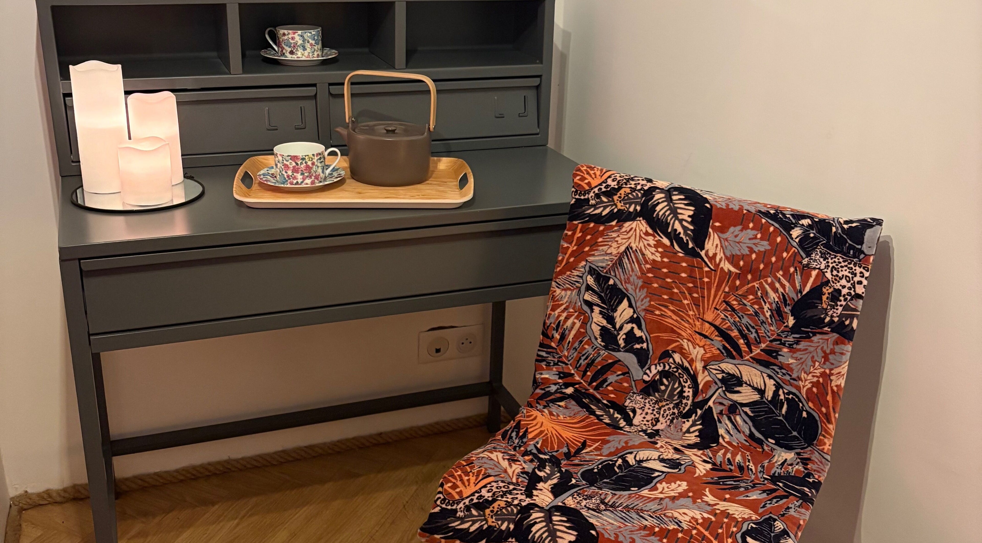 Coin détente avec théière et fauteuil à Reflex Relax, Venaco, Corse, FR.