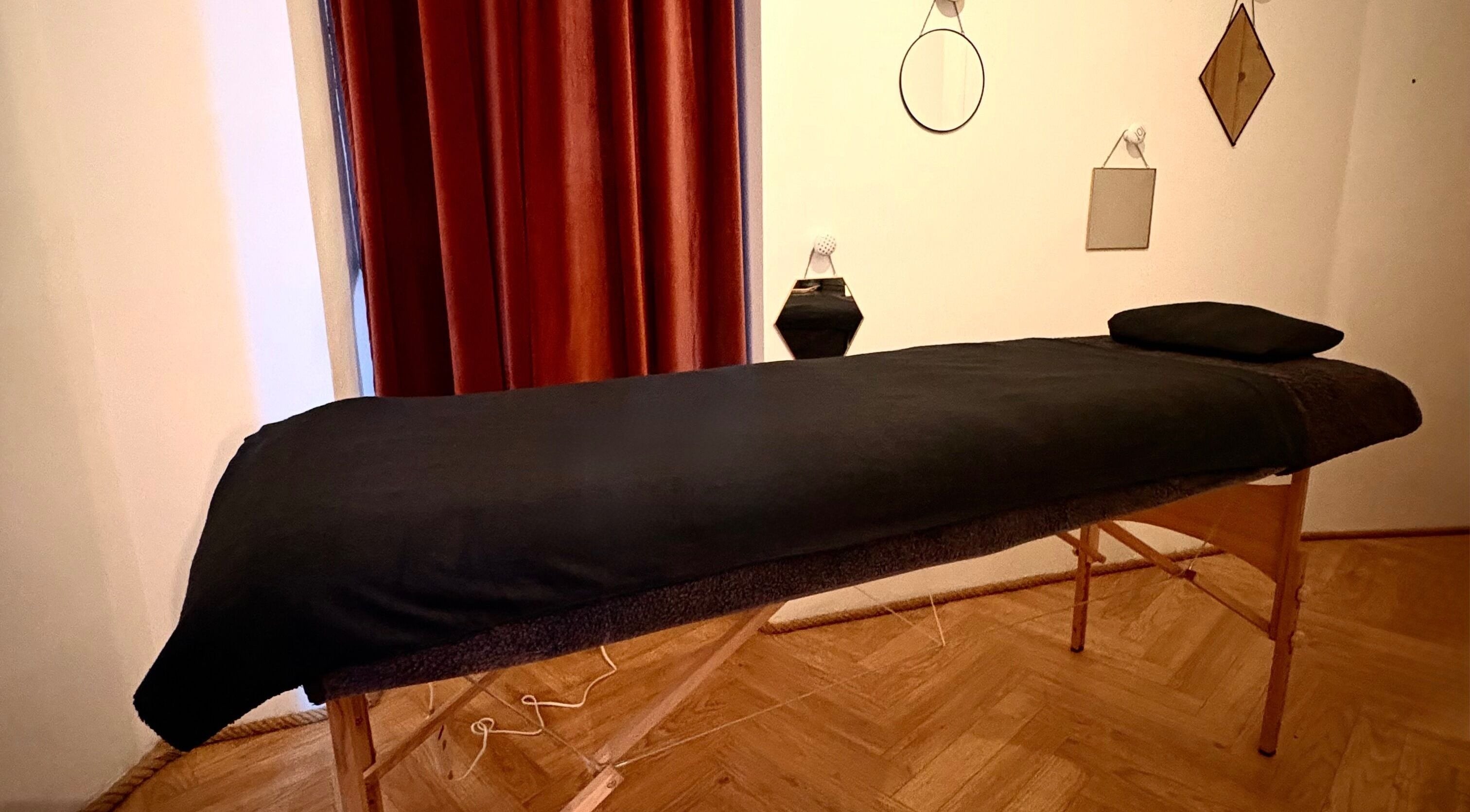 Salle de massage luxueuse à Reflex Relax, Venaco, Corse, FR avec table et décor apaisant.