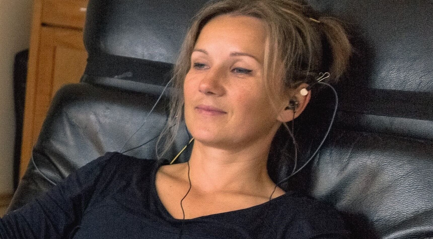 Woman enjoying relaxation therapy at RigaBrain in Rīga, LV.