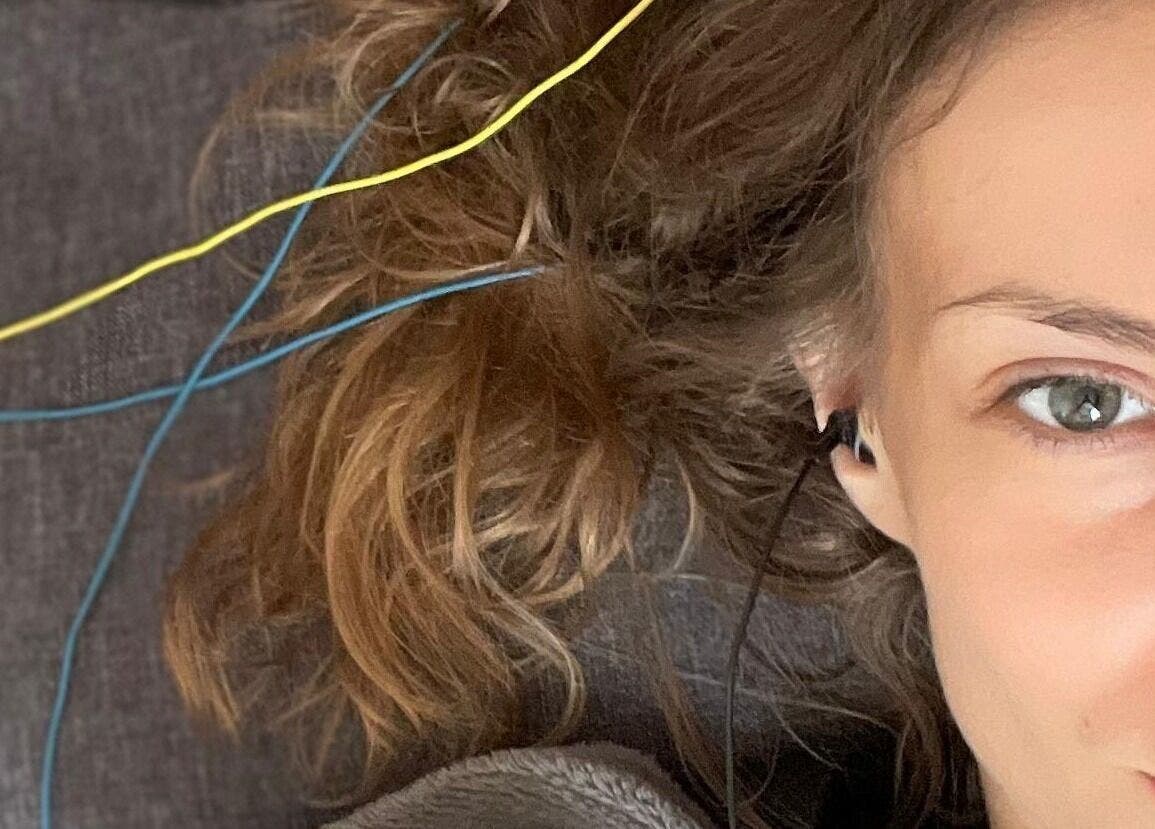 Relaxing therapy session at RigaBrain with electrodes, enhancing wellness in Rīga, LV.