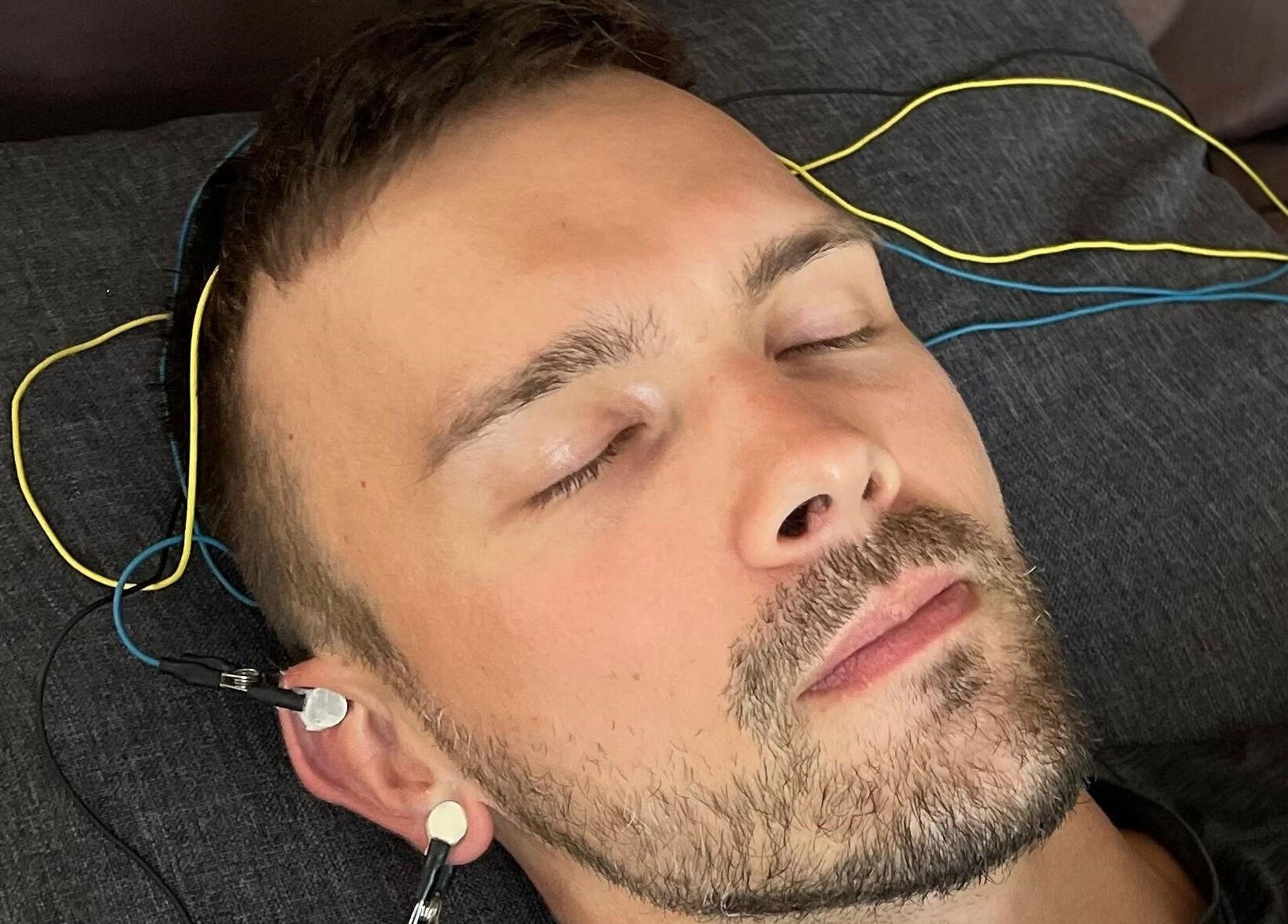 Person relaxing with neurofeedback session at RigaBrain, Rīga, LV, enhancing mental well-being.