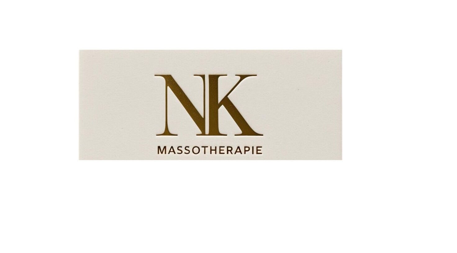 Logo de NK MASSOTHÉRAPIE à Repentigny, Québec, CA, en lettres dorées sur fond blanc.