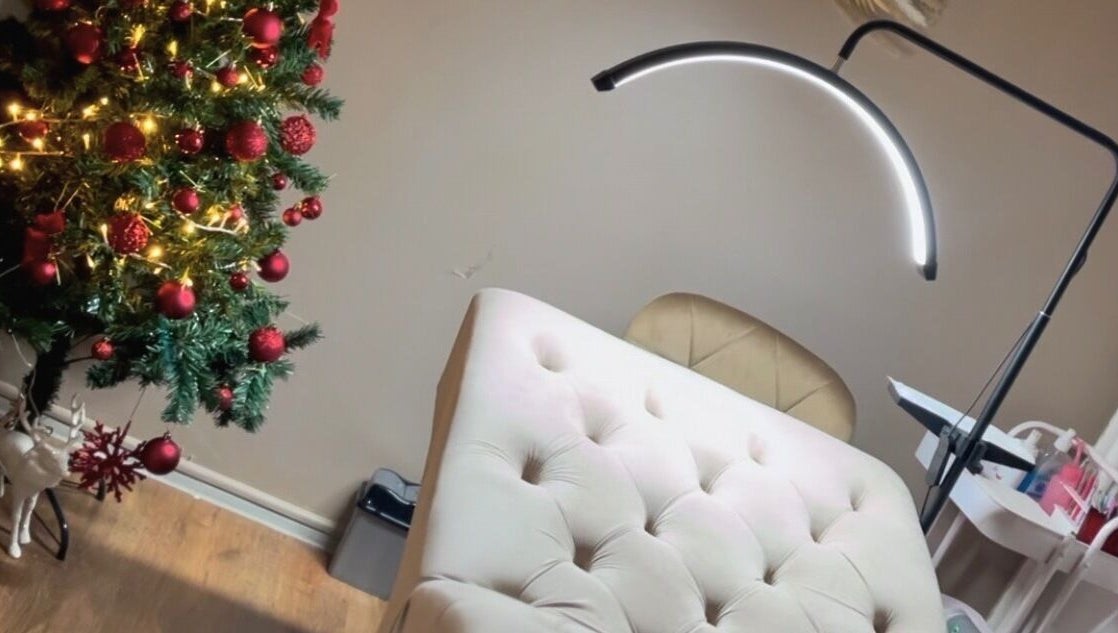 Salon de înfrumusețare Lashartelena București decorat festiv, pat de tratament și iluminare modernă.