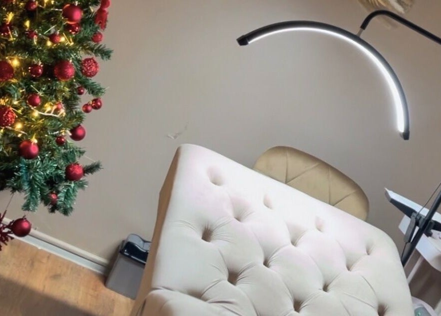 Salon de înfrumusețare Lashartelena București decorat festiv, pat de tratament și iluminare modernă.