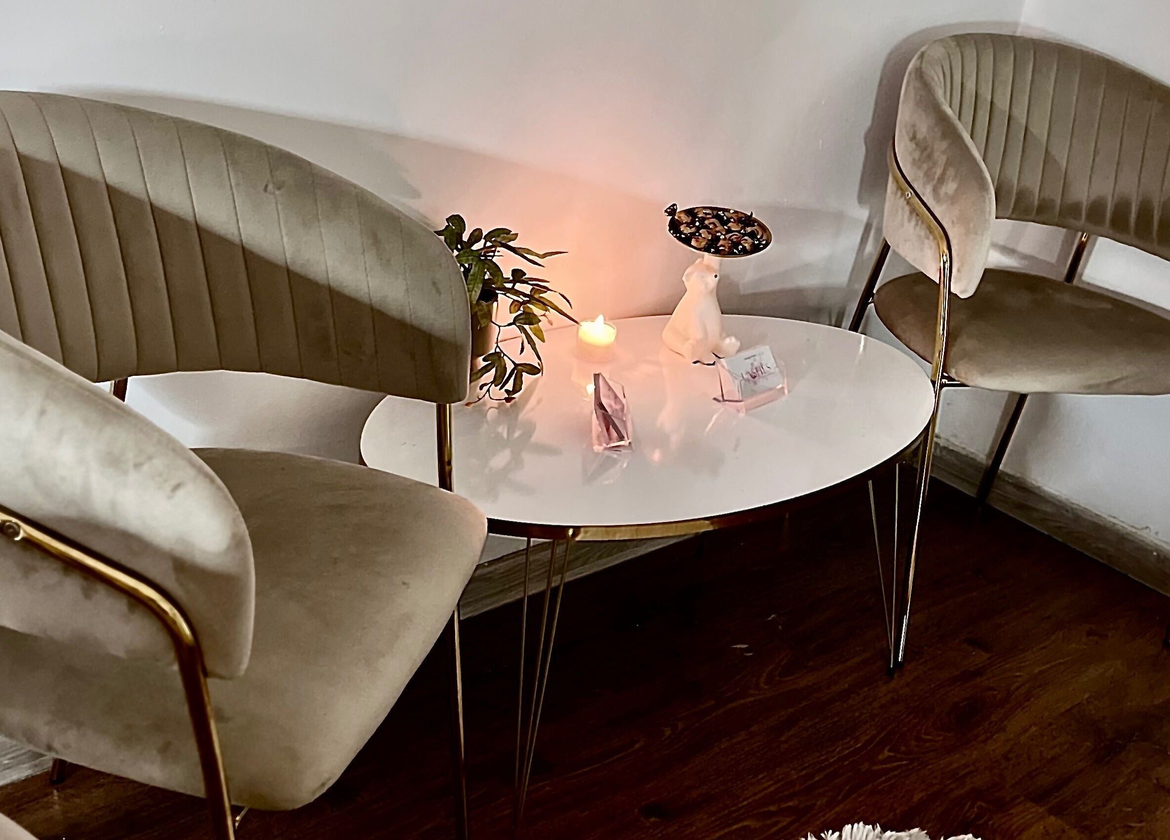 Masa albă cu scaune de catifea la Lashartelena, București, București, RO, pentru o atmosferă de relaxare.