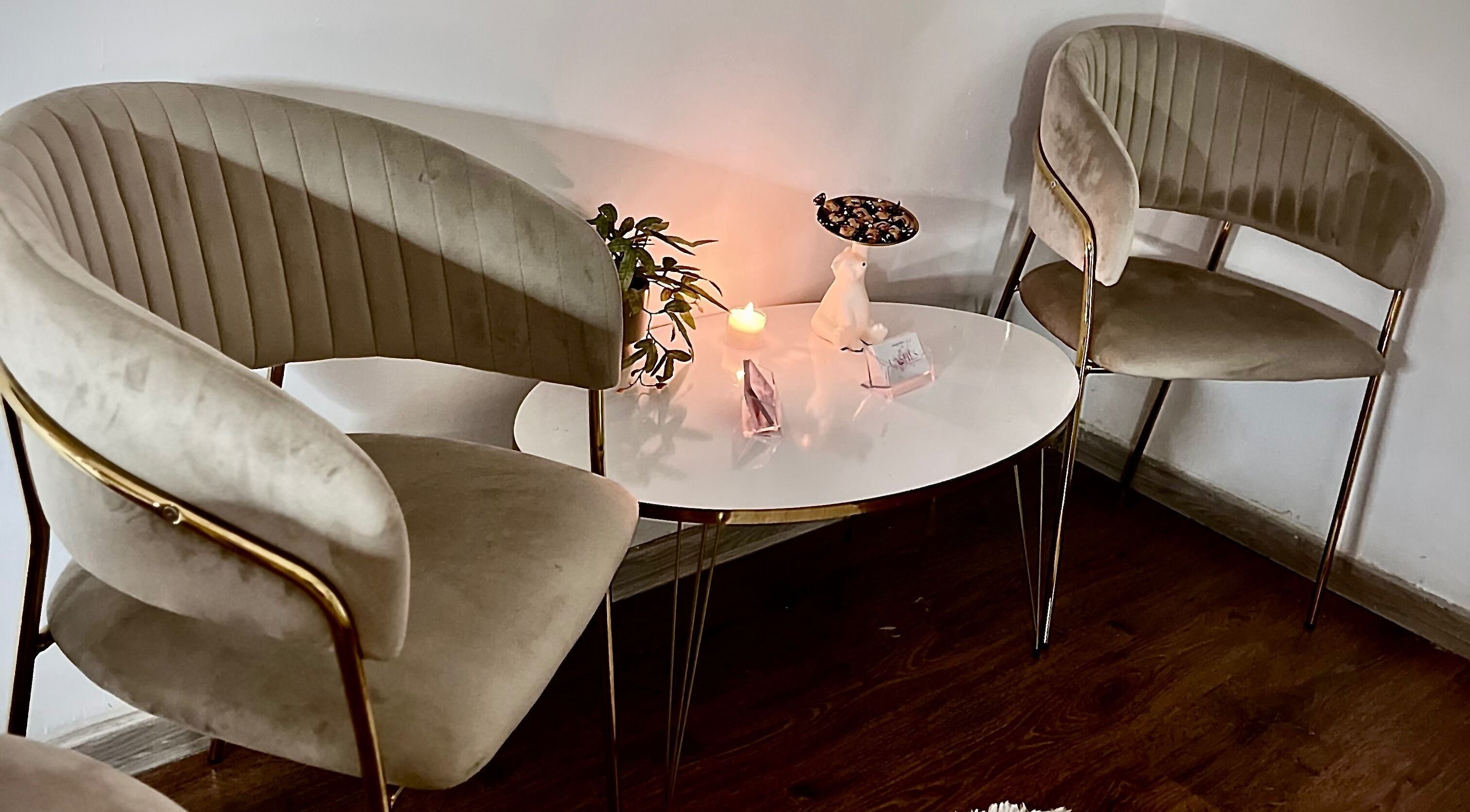 Masa albă cu scaune de catifea la Lashartelena, București, București, RO, pentru o atmosferă de relaxare.
