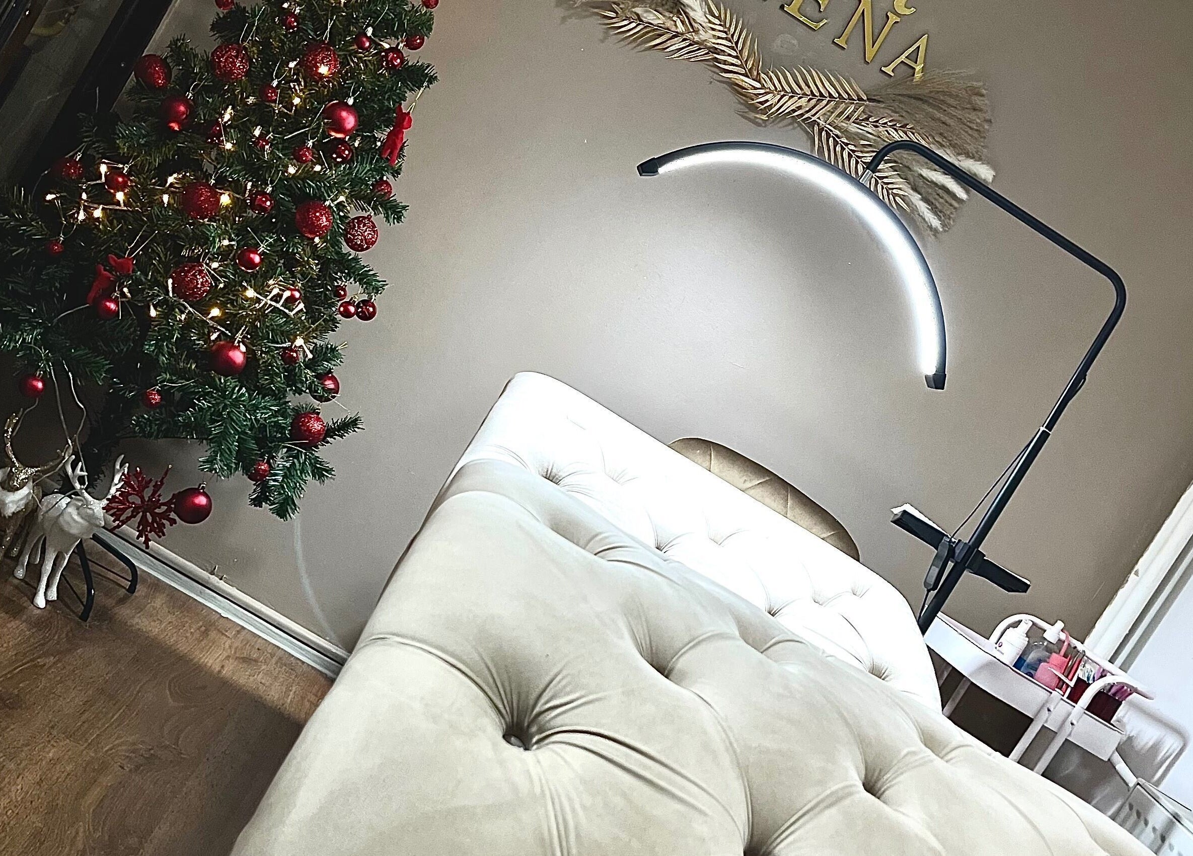 Interior spa de Crăciun la Lashartelena, București, București, RO, cu pat și decorațiuni festive.