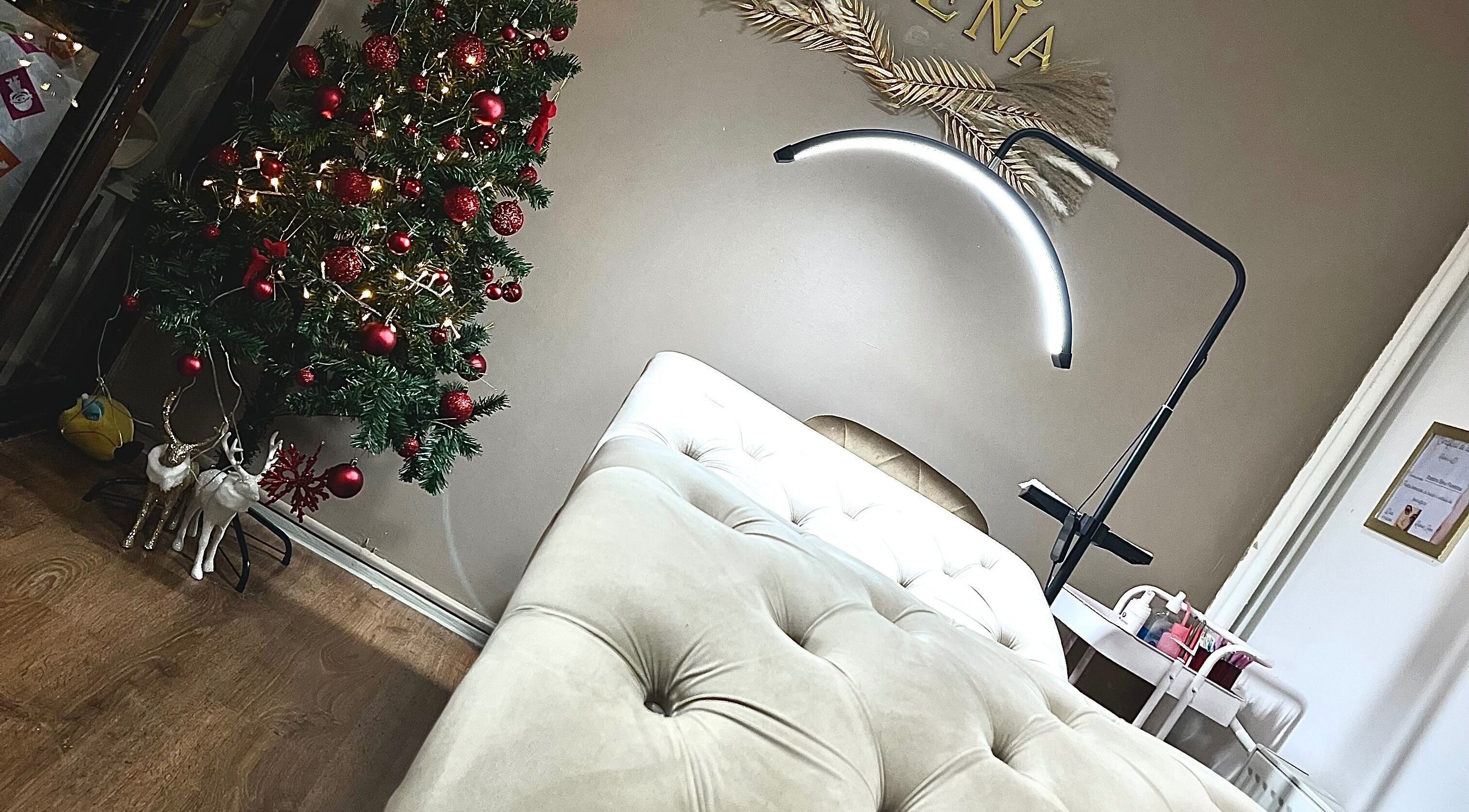 Interior spa de Crăciun la Lashartelena, București, București, RO, cu pat și decorațiuni festive.