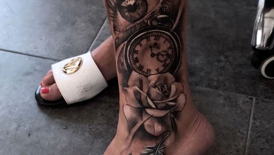 Detaliczne tatuaże na kostce w Studio Tatuażu Afekt Real Stalowa Wola, Stalowa Wola, Województwo Podkarpackie, PL.