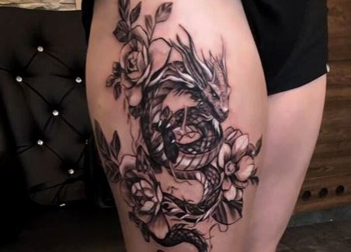 Smok z kwiatami na nodze w Studio Tatuażu Afekt Real Stalowa Wola, Stalowa Wola, Województwo Podkarpackie, PL.