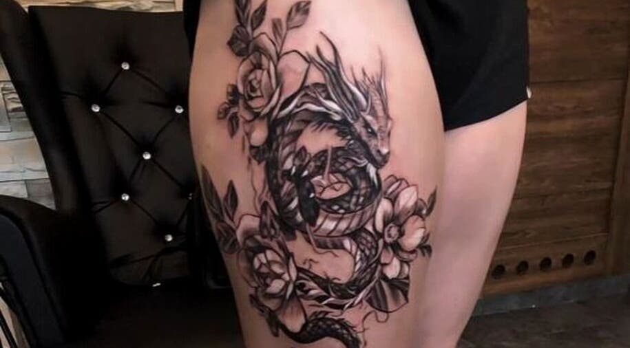 Smok z kwiatami na nodze w Studio Tatuażu Afekt Real Stalowa Wola, Stalowa Wola, Województwo Podkarpackie, PL.