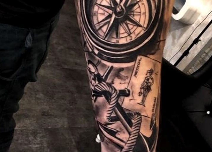 Artystyczny tatuaż z kompasem w Studio Tatuażu Afekt Real Stalowa Wola, Stalowa Wola, Województwo Podkarpackie, PL.