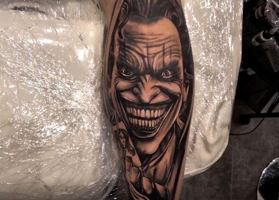 Realistyczny tatuaż Jokera w Studio Tatuażu Afekt Real Stalowa Wola, Stalowa Wola, Województwo Podkarpackie, PL.