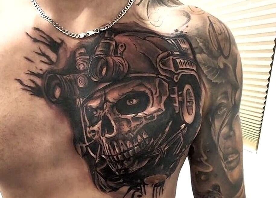 Detale tatuażu wojownika na klatce piersiowej w Studio Tatuażu Afekt Real Stalowa Wola, Stalowa Wola, Woj. Podkarpackie, PL.