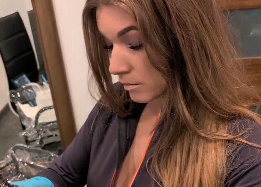 Artystka pracująca nad projektem w Studio Tatuażu Afekt Real Stalowa Wola, Stalowa Wola, Województwo Podkarpackie, PL.