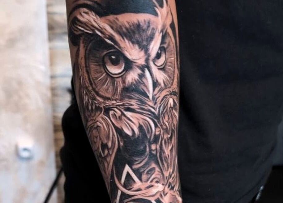 Tatuaż sowy na ramieniu w Studio Tatuażu Afekt Real Stalowa Wola, Stalowa Wola, Województwo Podkarpackie, PL.