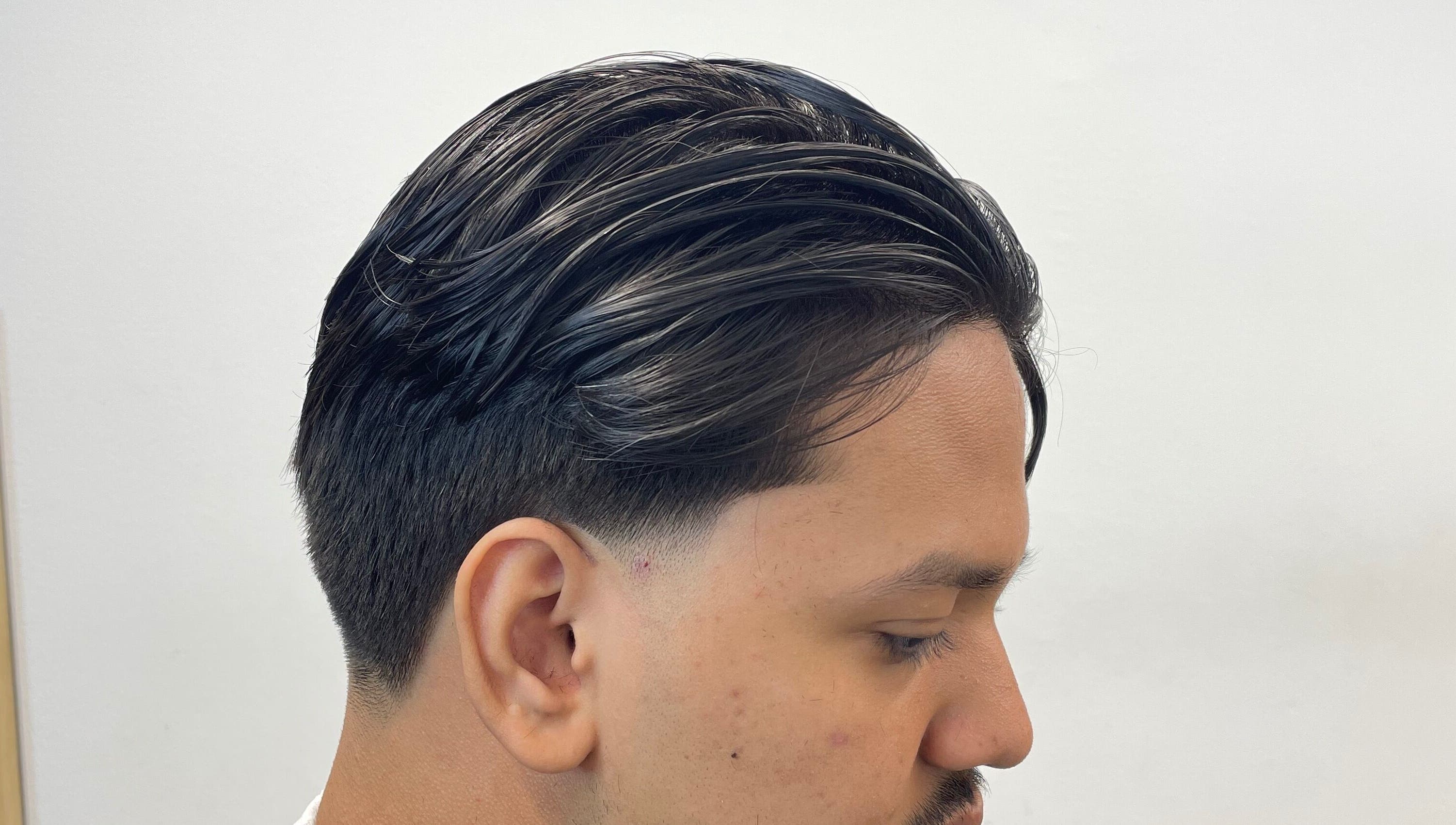 Coiffure élégante pour homme chez Yūki, Saint-denis, Saint-denis, RE, offrant des coupes modernes et stylées.