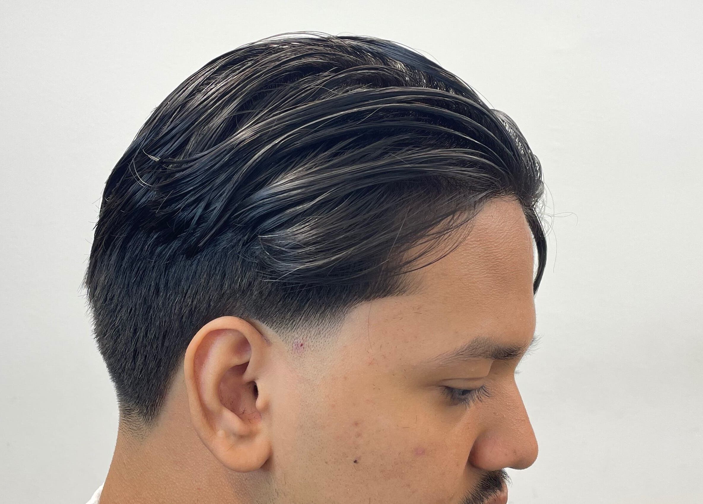 Coiffure élégante pour homme chez Yūki, Saint-denis, Saint-denis, RE, offrant des coupes modernes et stylées.