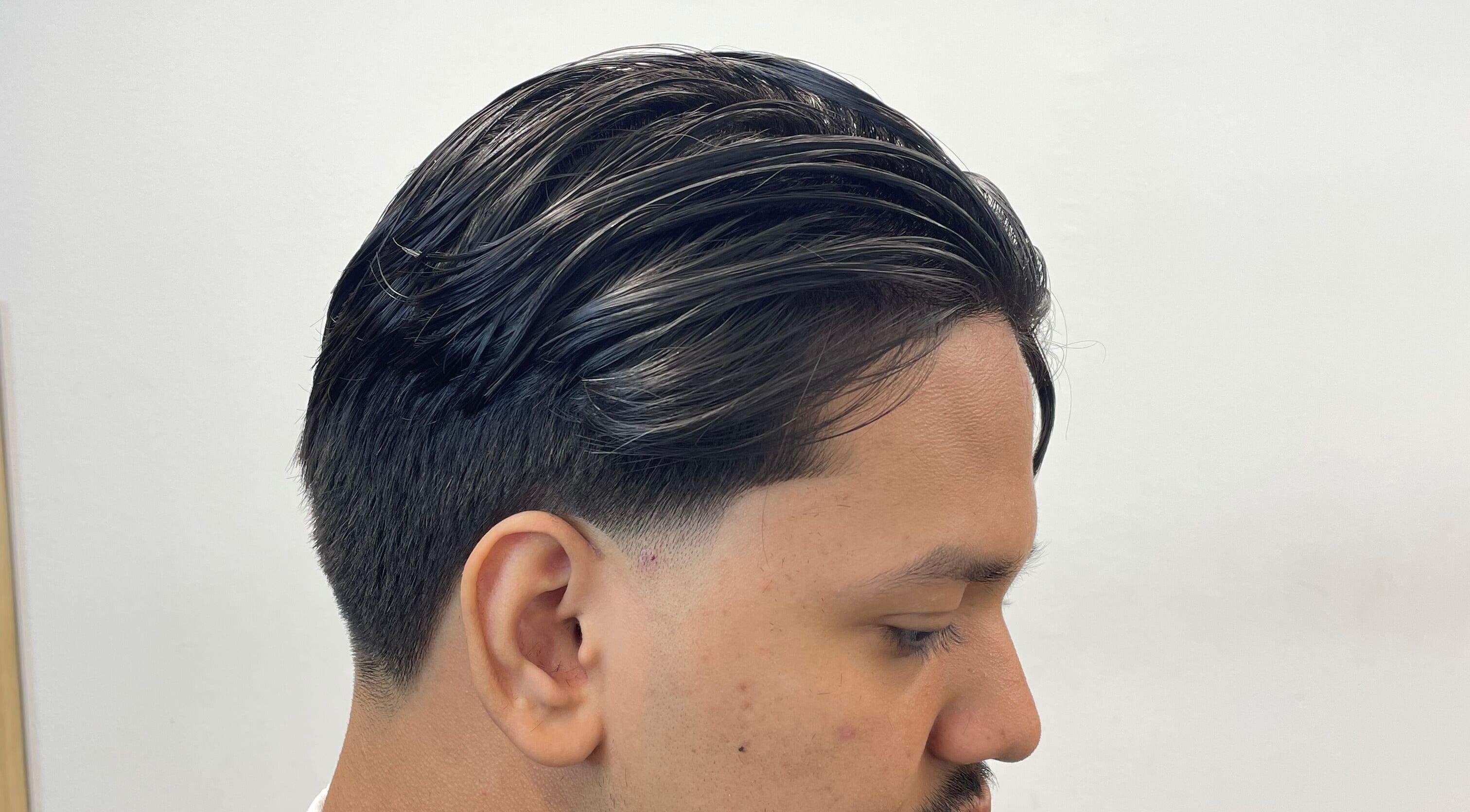 Coiffure élégante pour homme chez Yūki, Saint-denis, Saint-denis, RE, offrant des coupes modernes et stylées.
