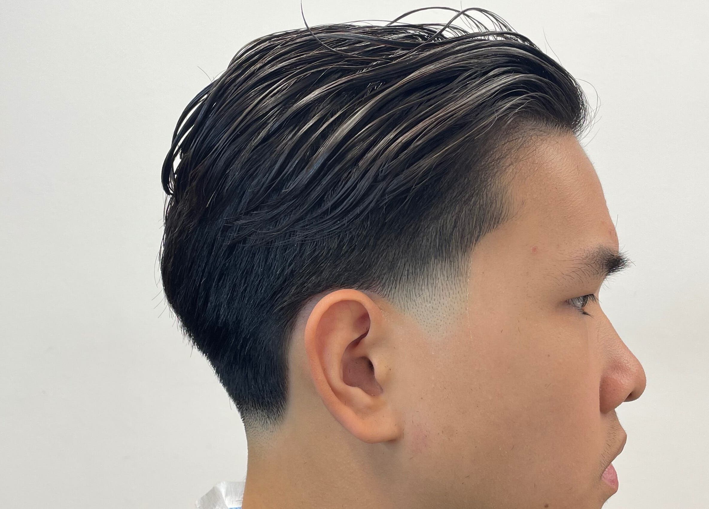 Style de coiffure moderne chez Yūki, Saint-denis, Saint-denis, RE, vue de profil.