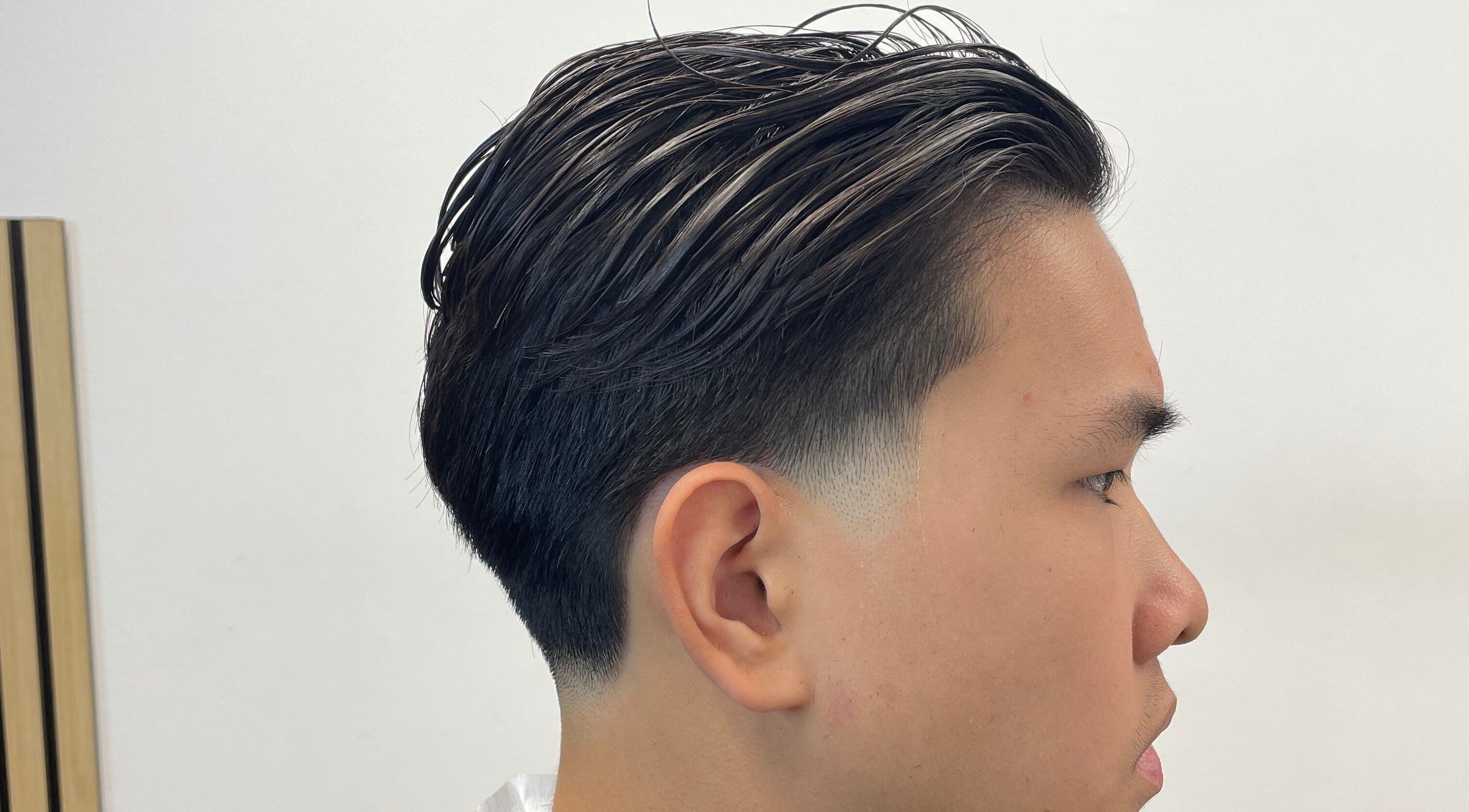 Style de coiffure moderne chez Yūki, Saint-denis, Saint-denis, RE, vue de profil.