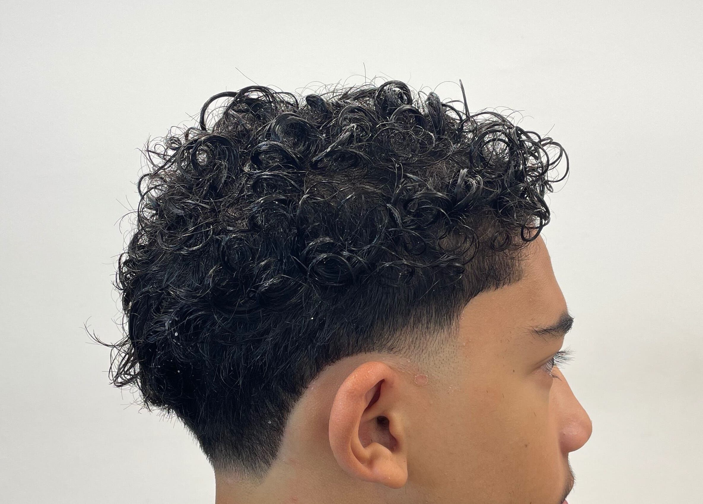 Coupes bouclées élégantes chez Yūki, Saint-denis, Saint-denis, RE.